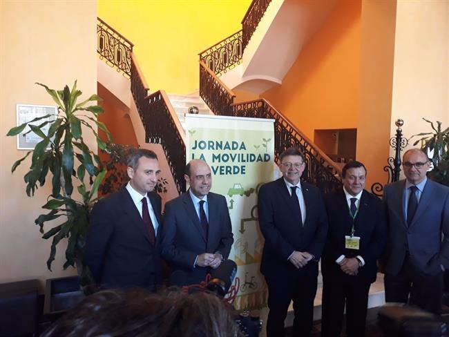 Ximo Puig en el centro, junto al panel | EUROPA PRESS ep ximo puigcentro juntopanel