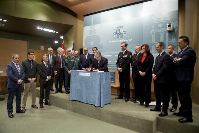 Zoido firma el acuerdo sobre equiparación con policías y guardias civiles | INTERIOR ep zoido firmaacuerdoequiparacionpoliciasguardias civiles