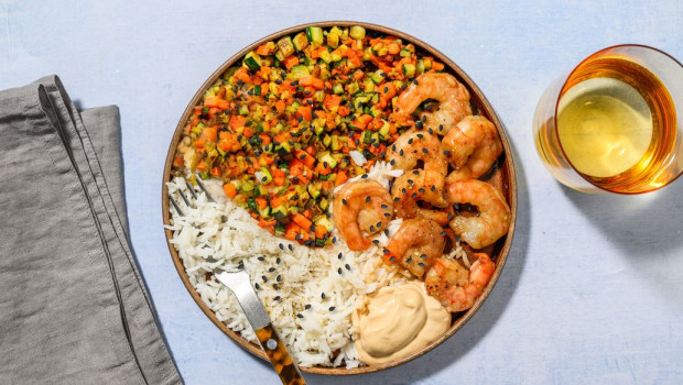viaje a hawai poke de langostinos teriyaki con verduras salteadas y mayonesa asitica 1